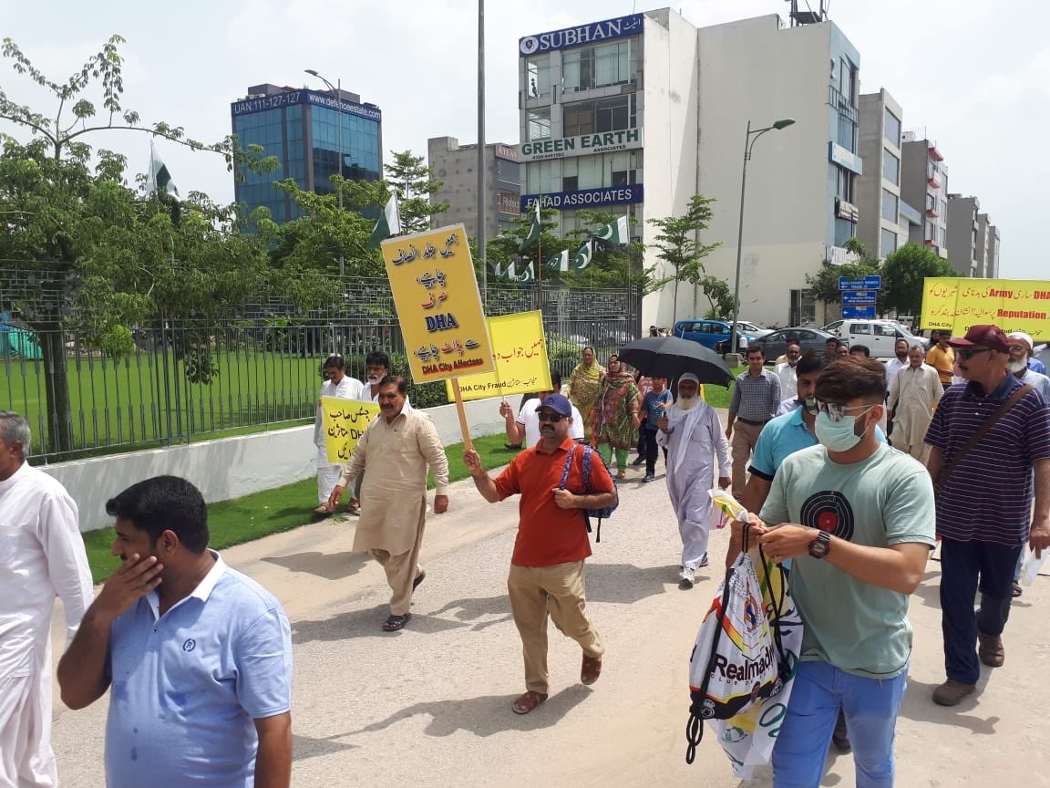 Justice4DHACity's tweet photo. #Pakistan
#Lahore #ArmyRealEstateProject
DHA City Affectees staged another protest today in front of DHA City Main Office Complex Lahore.
Please raise voice for these Families..
One Point Demand. Give Affectees plots against their Hard earned Money. 
@BBCUrdu @BBCBreaking https://t.co/jvObfCVJ8z
