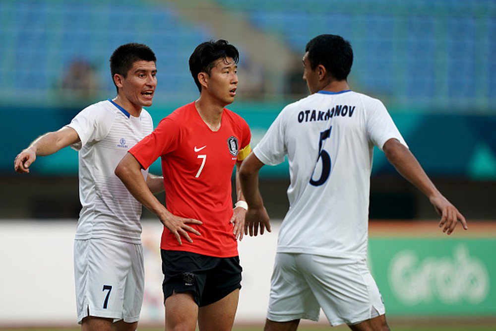 MundFutBR's tweet photo. 🇰🇷 | Coreia do Sul vence Uzbequistão e vai às semis dos Jogos Asiáticos. Time chega às semifinais do torneio e se aproxima da tão sonhada medalha de ouro, que faria o atacante do Tottenham Son Heung-min, escapar do serviço militar obrigatório. https://t.co/KDpisp8d6I