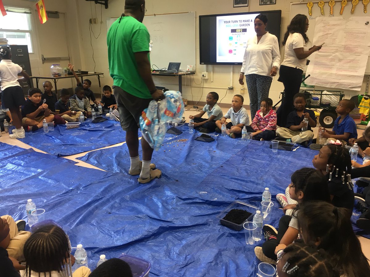 gklatimore's tweet image. ✅ it out. !!! @BenteenFirst and @jasonrpaggett team up to show how “Interactions influence the way we live”! Today, students created a “self watering water bottle garden” #journey2ib @docdrewlovett @APSBenteen @APCALDWELL_ @IBinAPS @APSBenteen @BenteenIB