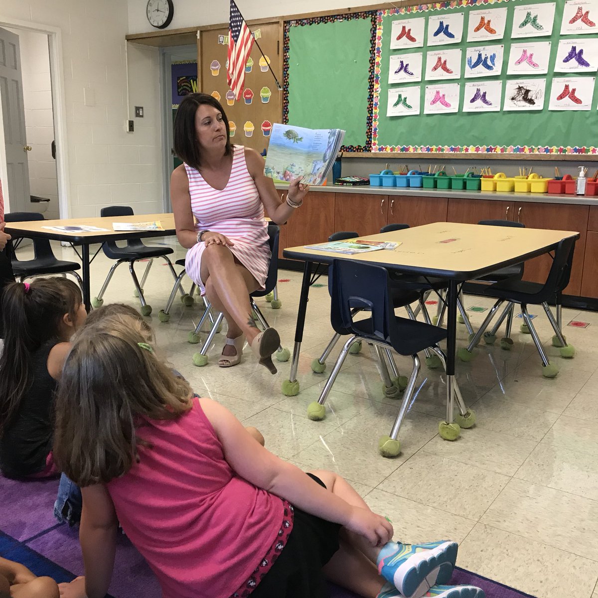 Big thanks to @HollyColin for reading fun books to our class today!! #d75learns