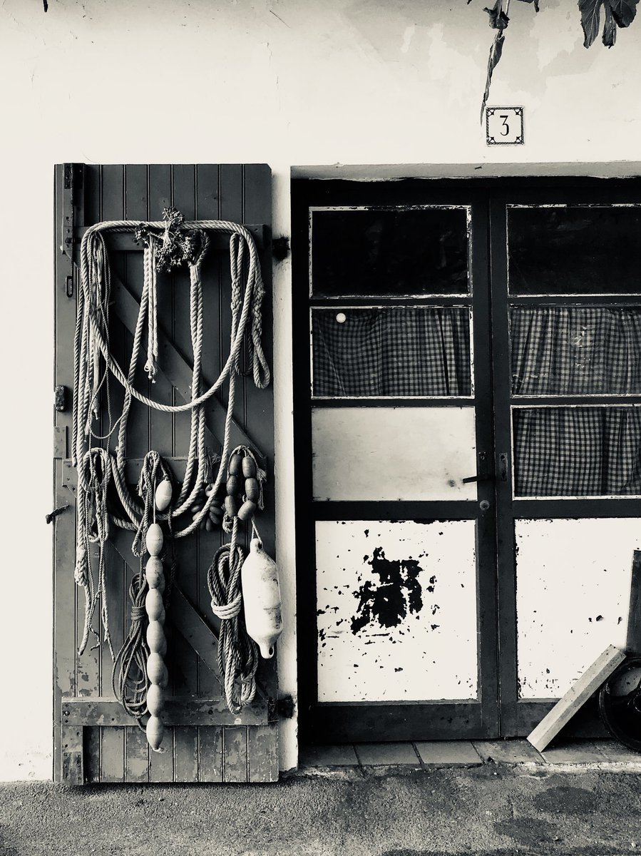 emmorris13's tweet photo. #fymydmewnduagwyn #mylifeinblackandwhite Diwrnod 3.  Dim pobl. Dim eglurhad. Her gan @niamon74 . Her i @emlynsmoon https://t.co/ST9FCmhuMH