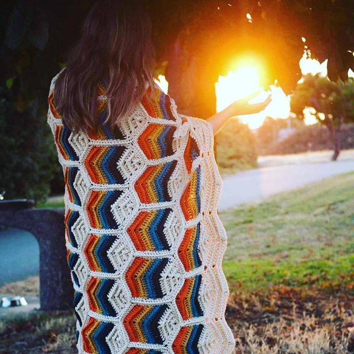 California dreaming: It’s all about vintage colors with a landscape inspiration: sunshine, sea, sand, sunsets, and trees. Worked mainly with double crochet stitches, this blanket is pretty straightforward and quick to make. You should also be familiar wi… ift.tt/2NqANwm