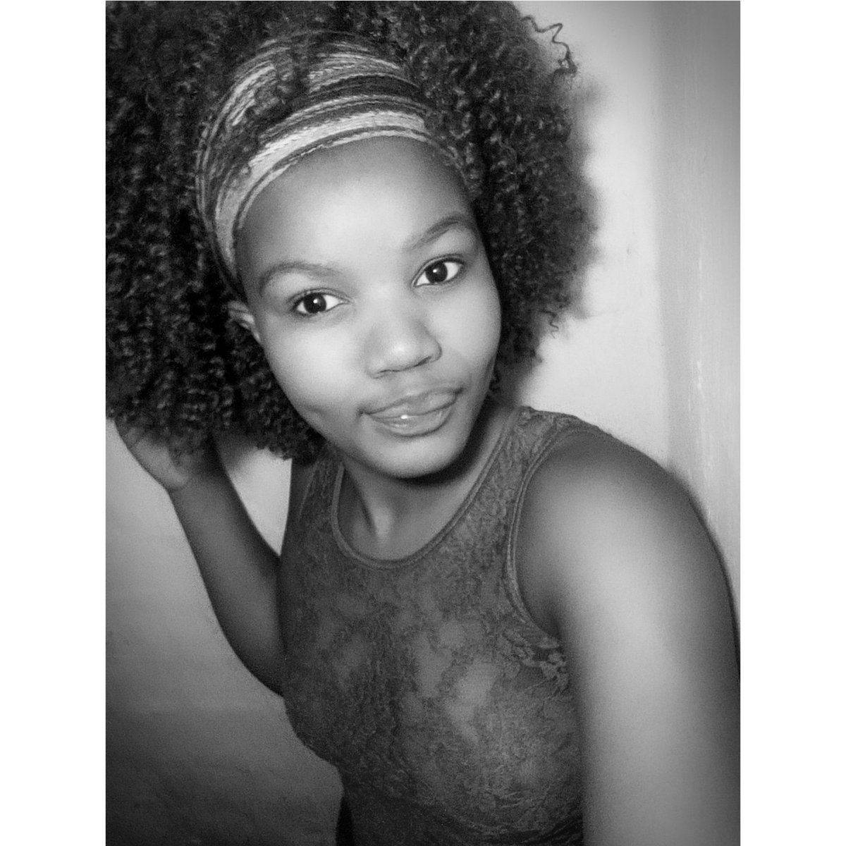 Thembz14's tweet photo. B/W. 😍 https://t.co/AqqMrmdezB