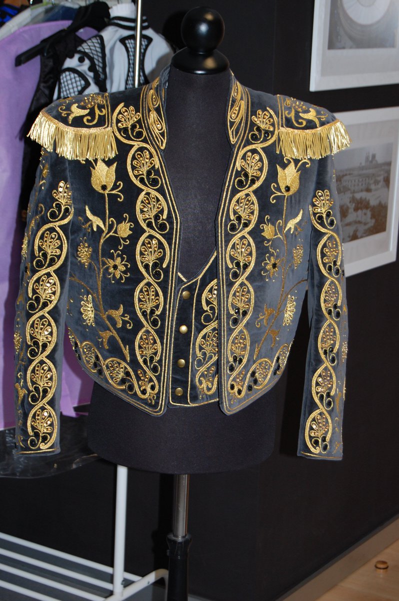 sastretoreros's tweet photo. Bolero Landés en terciopelo gris y bordado en oro 👇 https://t.co/VFBqdtEFZ8