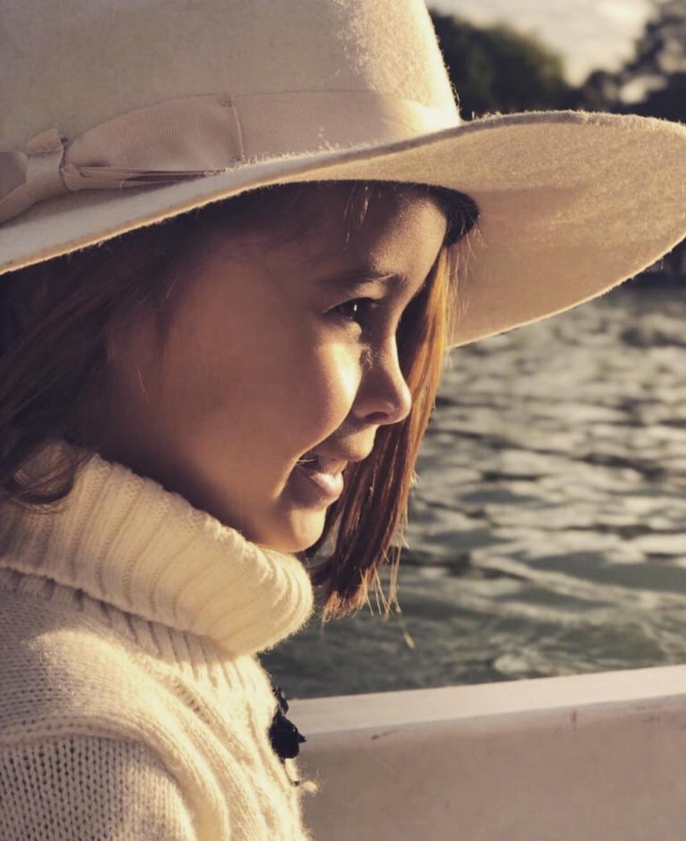 PepePelotas2022's tweet photo. Rufina Y @chinasuarez  Hablemos de parecidos (la de Rufi tiene filtro) ♥♥ https://t.co/oaEPLyw6Aw