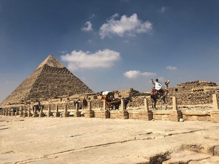 La pirámide de Kefrén es la única que mantiene su revestimiento original y, aunque parece del mismo tamaño que la de Keops, es sólo una ilusión óptica, pues está construida en una altura superior.  #thisisegypt #egiptología #Curiosidades #AntiguoEgipto #traveller #igersegypt