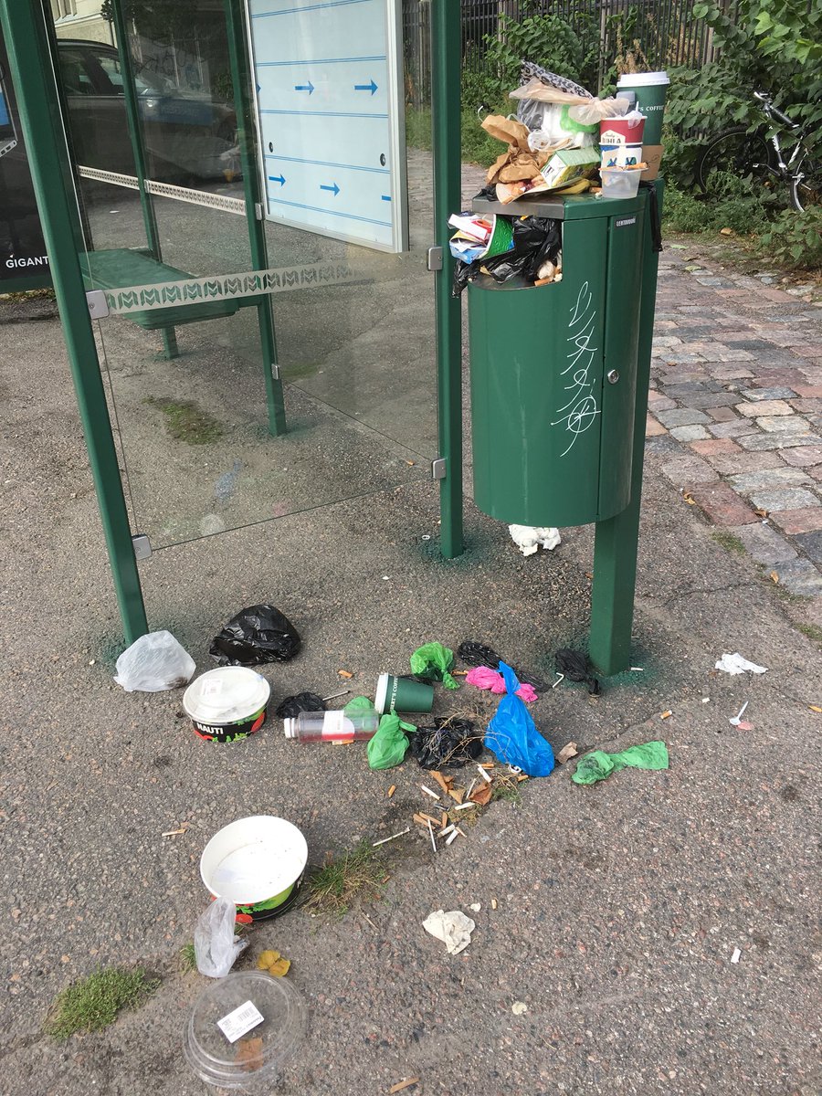 aapris's tweet photo. Vieläkö toimii #helpalaute? Tekun edessä Hietalahdentorilla olevan käytöstä poistetun pysäkin roskis on täynnä. Kuinka monta minuuttia menee yhteensä työaikaa menee tämän palautteen käsittelyyn? Voiko vielä automatisoida ja säästää lisää ihmisen aikaa?  @HelsinkiKymp https://t.co/DroEBIuukS