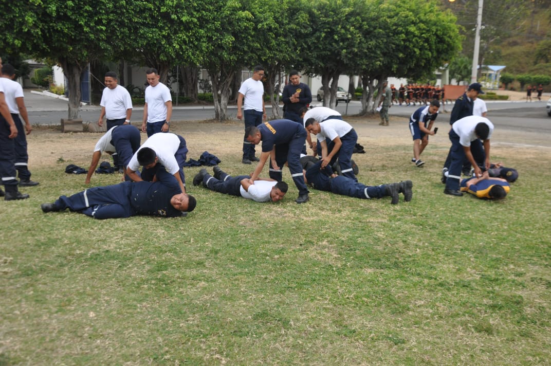armada_ecuador's tweet photo. #Guayaquil| @armada_ecuador a través del CUINMA capacita al personal naval en técnicas de traslado de detenidos y defensa personal previo al ingreso de relevo de Capitanías y repartos de la Frontera Norte. #CUINMA https://t.co/gvzzC47ZLr