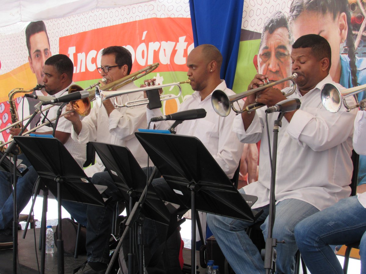 Incesocialista's tweet photo. #NoticiaInces | La Orquesta Latinocaribeña de Venezuela cerró la semana aniversaria del Inces con un concierto al ritmo de la salsa, con el cual los trabajadores, jubilados y participantes disfrutaron de los 59 años de la institución https://t.co/a8EE03MorY https://t.co/NHA6a6eETl