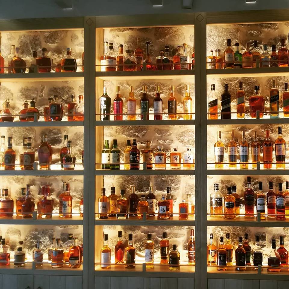 naxianvillas's tweet photo. Whether you are new to the category or seasoned connoisseur, we have prepared a custom #whiskeyflight for every taste of level. 
~ Create #lifetimememories at @naxianvillas #cocktail #cocktails #cocktailtime #craftcocktails #mixology #bartende #michters #whiskey #rye #bourbon https://t.co/dZvJW7v1GX
