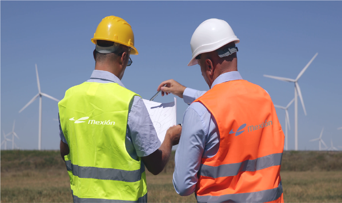 Mexion_LATAM's tweet photo. Los técnicos de #Mexión reciben #capacitación muy específica para saber cómo y cuándo intervenir y operar en la máquina; adoptando todas las medidas de seguridad para prevenir cualquier eventualidad antes, durante y después de los trabajos de intervención #BladesRepair #WindFarm https://t.co/cHDAOlp9tH