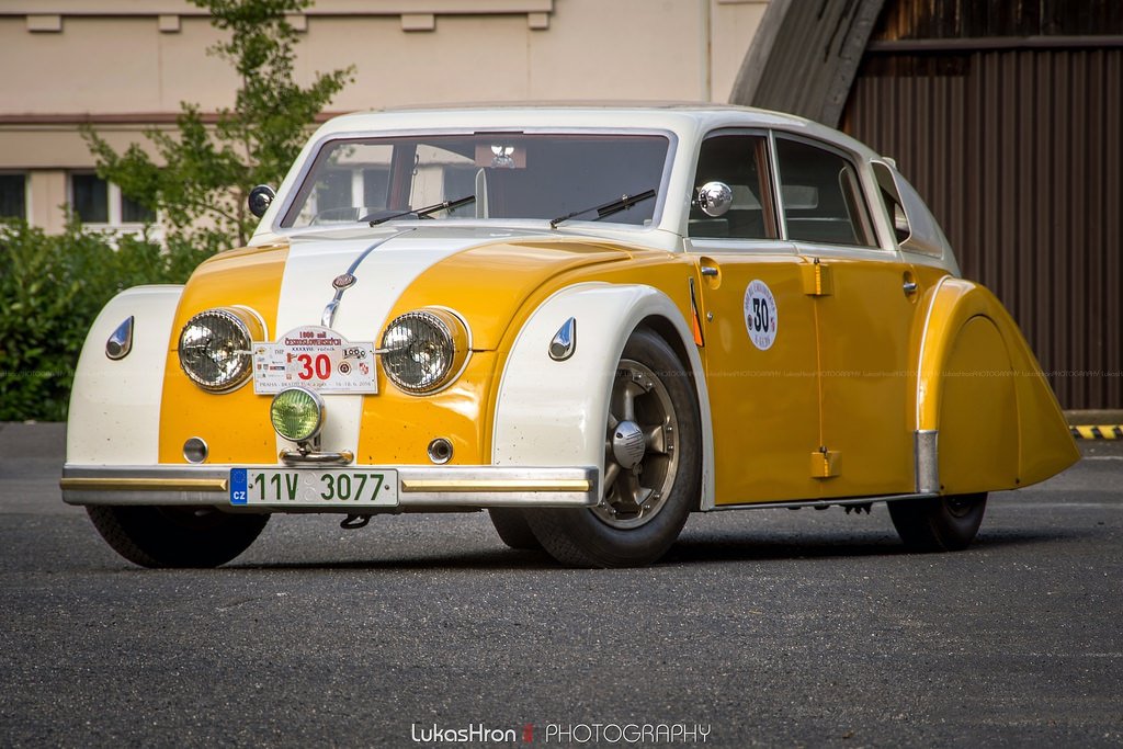 QuirkyRides's tweet photo. The 1934 (would you believe!) #Czech #Tatra 77 #designed by #Ledwinka & #Jaray. #Aerodynamic #car with 2.97 ltr #V8. #Photography (2nd pic) by Lukas #Hron. https://t.co/jOHmF1jaqa