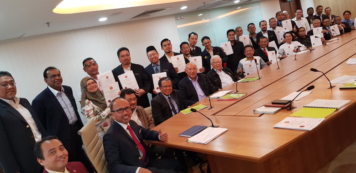 Sebahagian drp 28 penerima sijil Registered ASEAN Chartered Professional Engineers (ACPE) di <a href="/BEM_Engineers/">Board of Engineers Malaysia</a> harini. Tahniah! Anda adalah antara 404 jurutera profesional Msia yg mendpt pengiktirafan mobiliti di ASEAN drp keseluruhan 2876 jurutera (till May 2018) di 10 negara ASEAN