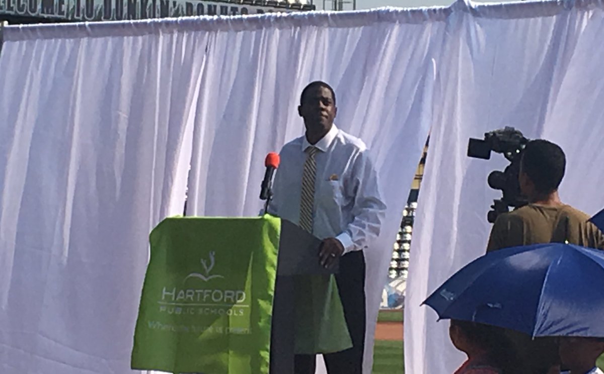 KimOliver_HTFD's tweet photo. You reap what you sow. So, plant beautiful seeds and nurture them and they will grow into strong, positive, thriving adults and contributors to our city. @CraigStallings @HartfordSuper @MayorBronin #Hartford #convocation #ShoulderUp https://t.co/wK0dhWApME