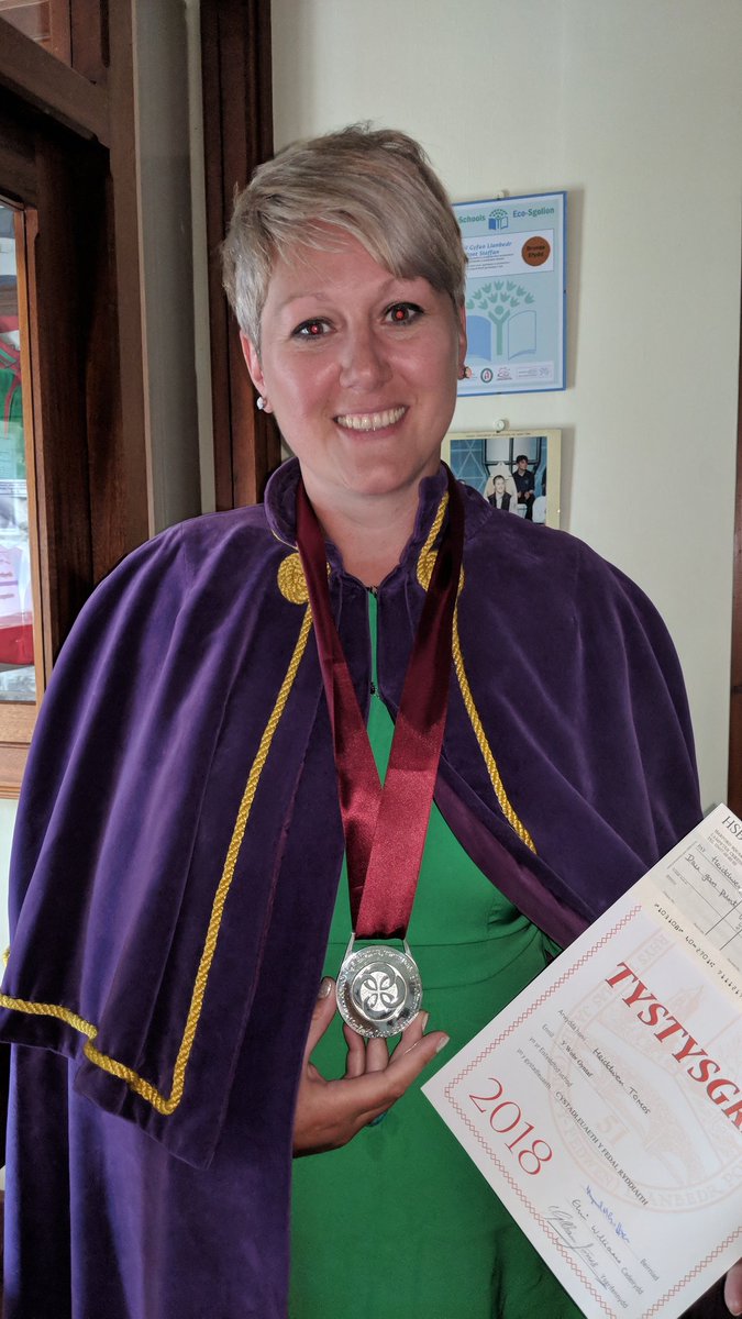 Llongyfarchiadau Heiddwen Tomos ar ennill y Fedal Ryddiaith yn <a href="/SteddfodLlanbed/">Steddfod RTJ Llanbed</a> heddiw. Y cyntaf i gyflawni'r dwbwl Coron + Medal Ryddiaith yn Llanbed. 👑🏅 <a href="/HeiddwenT/">Heiddwen Tomos</a>