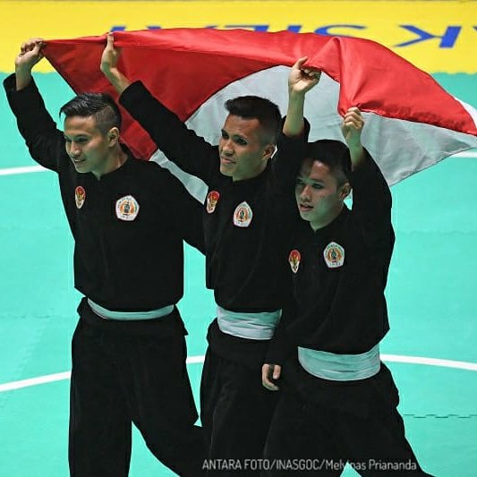 jokowi's tweet photo. Asian Games 2018 masih berlangsung sepekan lagi, atlet-atlet Indonesia sudah melampaui target 16 medali emas yang dicanangkan. Hari ini, Indonesia telah mengumpulkan 22 medali emas, delapan di antaranya dari pencak silat.

Dan perburuan medali masih berlangsung. Alhamdulillah. https://t.co/vVm3HXC7f3