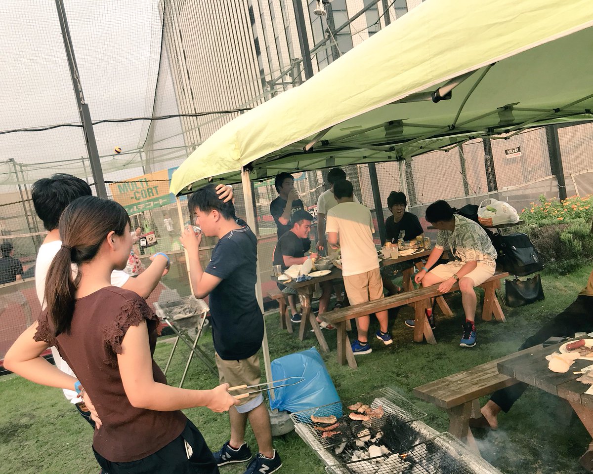 marasoonnie's tweet photo. 夏休みの間ずっと続けてきた夏研究が、今日でようやく終わりました。皆さんお疲れさまでした！
そして、今日は最終日ということで、みんなでBBQをしました🍖
今度はディズニーに行きます！たぶん！！
(写真勝手に使ってごめんなさい🙇‍♀️) https://t.co/xv3jtDpJtu