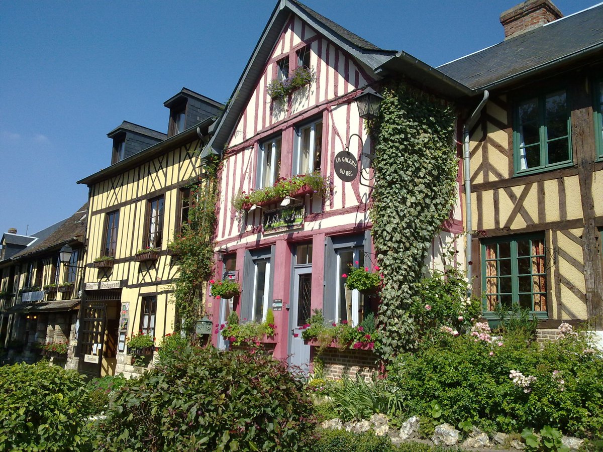 DGCagnati's tweet photo. #LeBecHellouin parcourez ce charmant village authentiquement normand dans la vallée du Bec. Les maisons à pans de bois, les ruelles fleuries, la place aux hêtres invitent à la flânerie. #Abbaye #Permaculture #svworld https://t.co/m9BDlu20Ba https://t.co/WFT3RcPShv