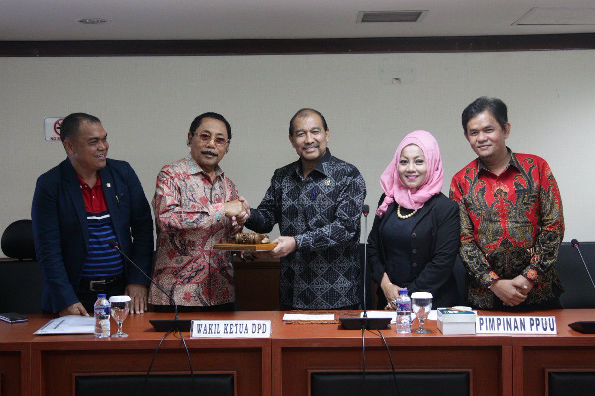 DPDRI's tweet photo. Pemilihan Pimpinan Panitia Perancang Undang-Undang (PPUU) DPD-RI pada hari ini, senin (27/8)
Telah disepakati dan disahkan hasil sebagai berikut:
Ketua: John Pieris
Wakil Ketua I : Nofi Candra
Wakik Ketua II : Eni Sumarni
Wakil Ketua III : Yasin Welson Lajaha
#ppuu #DPDRI https://t.co/HlCksYGe28
