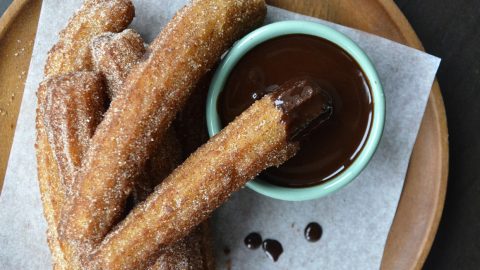 Entrega para @PelirrojoCW y @Dominiquewdtty: 
churros y chocolate caliente.

mensaje:

«todo con amor sabe mejor.»

de: @silverttys