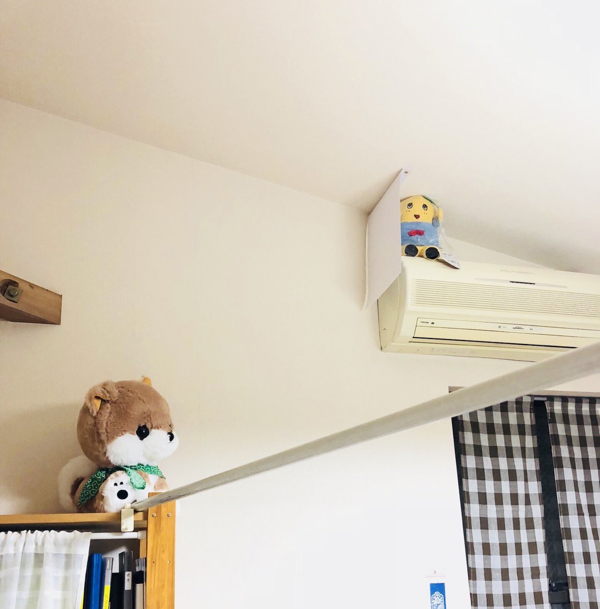 千歳四季 実家の猫さんがエアコンの上に乗るらしく エアコン取り換えのため模様替え中らしい 猫よけの写真が送られてきたのですが ふなっしーが守り神みたいになってる T Co Cipch1kdhr Twitter
