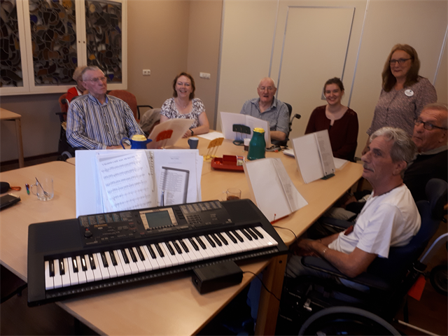 Topaz_zorg's tweet photo. In verpleeghuis Topaz #Overrhyn in #Leiden zijn we gestart met een een #afasiekoor, een initiatief van Topaz logopediste Ellen Elegeert en muziektherapeute @jaspersfayer. Bij het koor komen bewoners met afasie samen om contact te maken en oefenen we spraak met behulp van muziek. https://t.co/z2KK1QhfeH