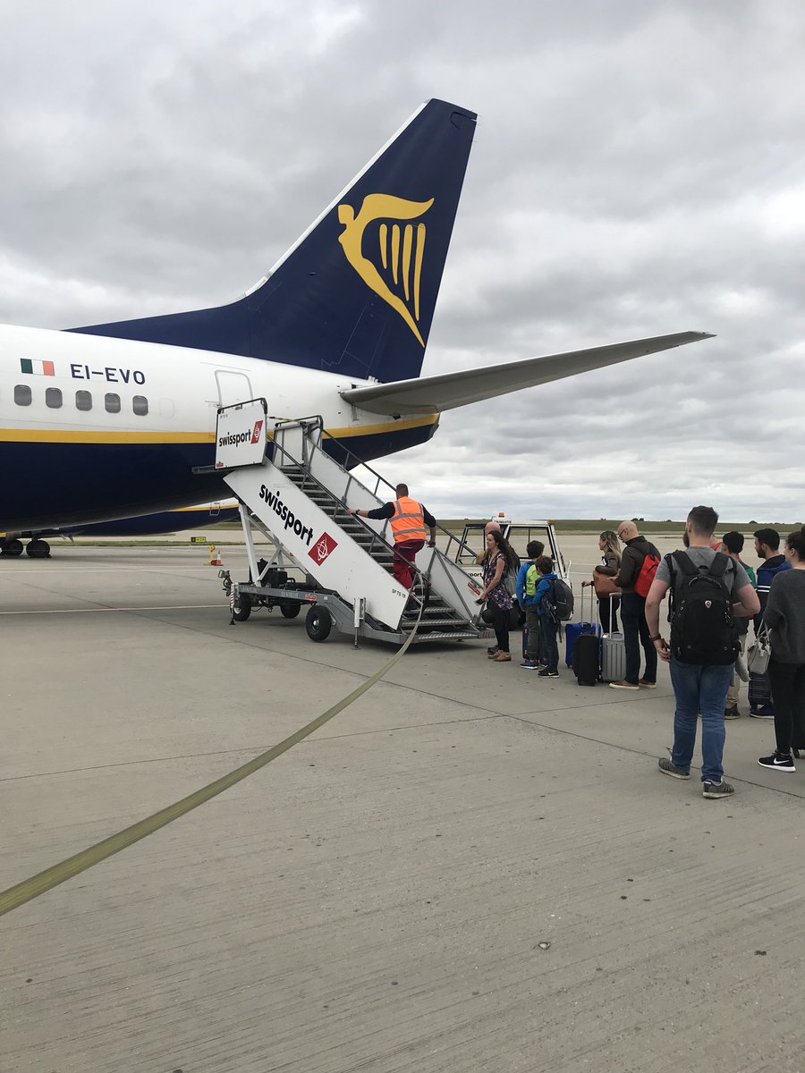 This fella wearing <a href="/swissport/">Meshal</a> bib, flight FR586, is the reason u well spent priority fees on <a href="/Ryanair/">Ryanair</a>, so you can be told off and threatened not to fly, when they open the wrong cue doors and u end up boarding last well done 👏🏻