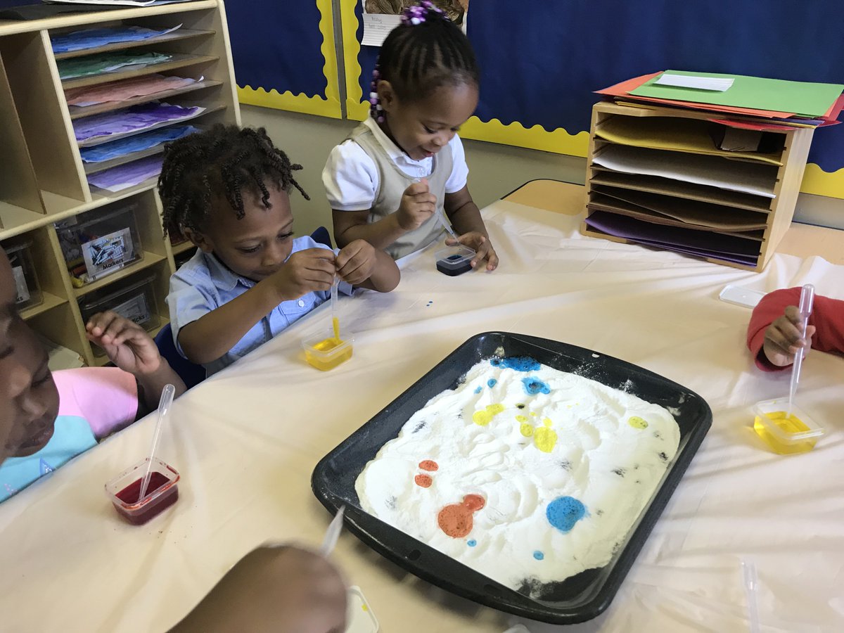 DeKalb_ELC's tweet photo. Our young Leaders at the ELC are learning about colors with some engaging "hands-on" experiments. #ActiveEngagedLearning #DekalbELC https://t.co/CDoBZvII25