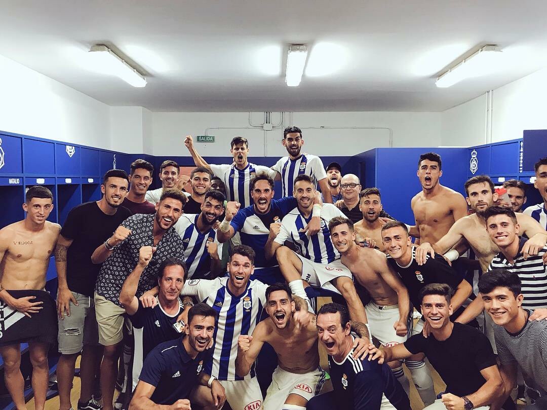 autopartshuelva's tweet photo. Esto acaba de empezar....pero nos encanta esta IMAGEN!!...si con mayúsculas porque se ve la ilusión en esas caras de gente joven con ganas de triunfar y que mejor sitio que aquí en el Decano 💙

#3puntos #2bgrupo4 #t18/19 #recre #decano #22añosdespues #1victoria #recredonbenito https://t.co/230zsvx68H