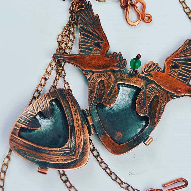 annamcdade's tweet photo. Rook talisman locket, detail. Because things should be beautiful on the inside, not just the outside. #rook #rooksofinstagram #rookery #crows #crows #rooks #crowsofinstagram #coppercrow #locket #locketsofinstagram #copperjewellery #copperjewelry #flight … https://t.co/wRU1VVYnaU https://t.co/QWMFwcZQ97