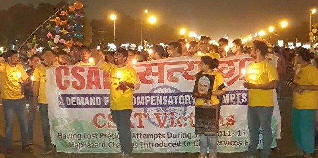 yuvahallabol's tweet photo. #CSATVictims are asking for #CompensatryAttemps in lieu of injustice caused to them by the linguistic discrimination in UPSC examination during 2011-2015.
Students held a candle march yesterday at India Gate demanding Compensatry attempt.

#YuvaHallaBol https://t.co/pAEVl9Kfru