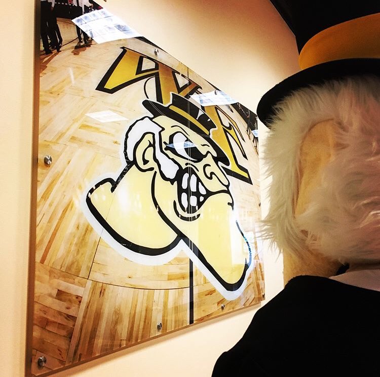 LJVMColiseum's tweet photo. The Deacon has something on his mind. https://t.co/aZh0hmv6cB