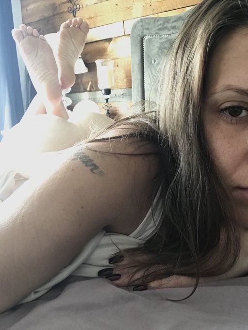 Good morning beautiful world. ☕️👣 https://t.co/RwaNNfyNWP<a href="/tag/footfetish"class="tags"><span>#footfetish</span></a>