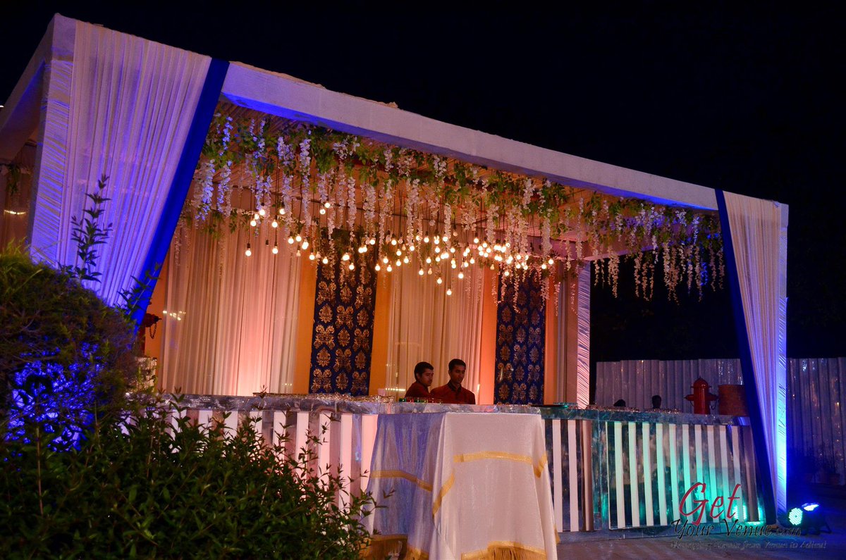 GetYourVenue's tweet photo. @GetYourVenue's minimalistic bar decor ideas are the standout of every cocktail soirรฉes.
#weddingdecor #cocktaildecor #weddingdecoration #indianwedding #indianweddings #wedding #weddings https://t.co/E0GqBbQ7Du
