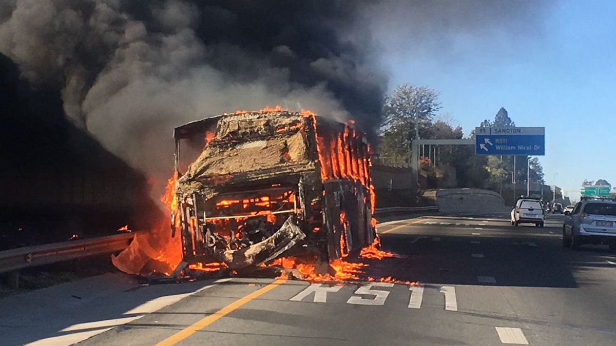 thielge's tweet image. @EWNTraffic
Bus at William Nicol off ramp, N1N.
#N1N #busonfire