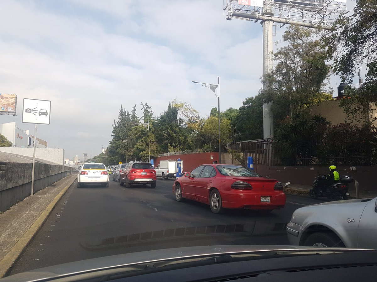 retioDF's tweet photo. Esto entorpece el tránsito #viaductomiguelaleman entronque #cuauhtémoc #cdmx https://t.co/4KiVFfxfHk —@irfeliz https://t.co/z7e3lR00E5