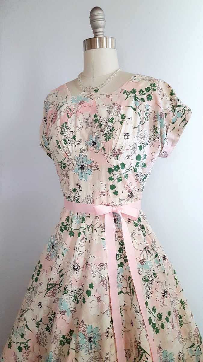 RetrouvBiz's tweet photo. A posy a day | 1940s cotton day dress | 40s floral dress with full skirt | small https://t.co/EjeBeW7roK #vintage #MyNewTag #retrouverbiz #PastelDress https://t.co/FAlCwXP3GZ