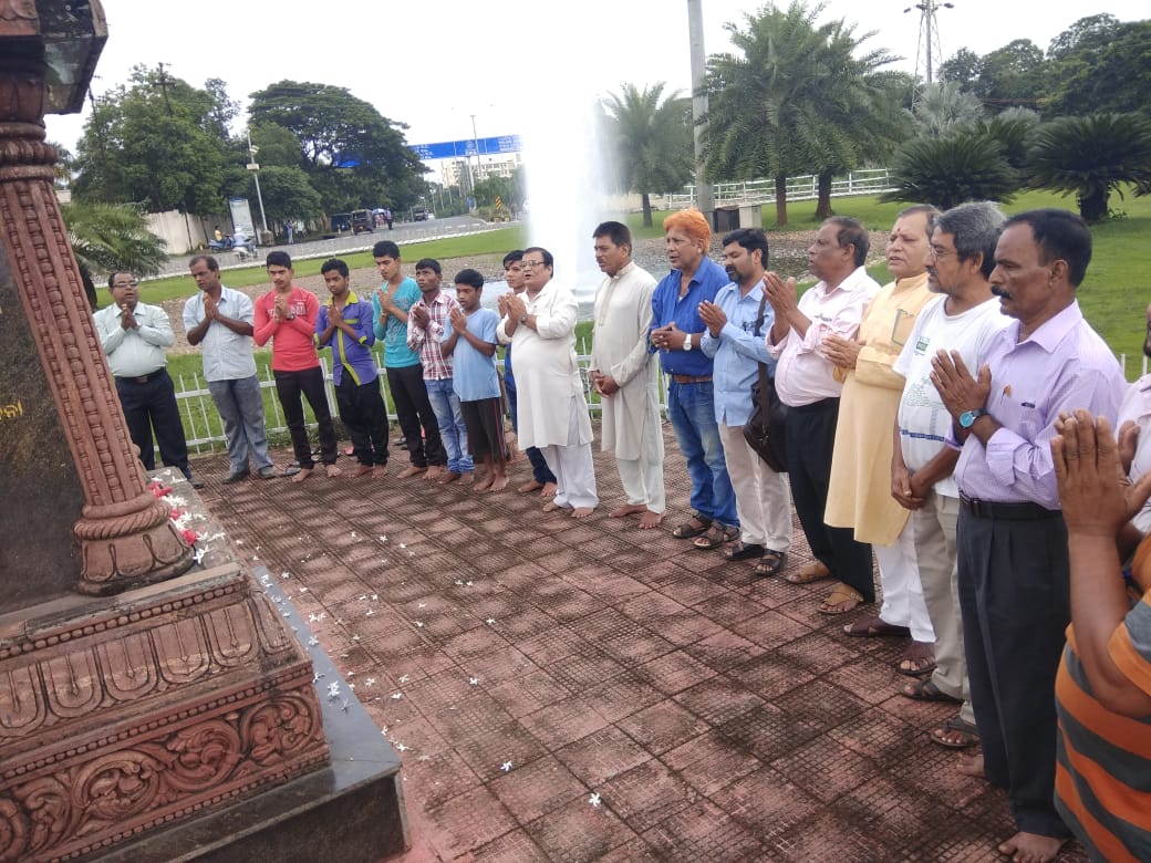 Chakradhar2311's tweet photo. #BhasaAndolanOdisha on 867 days, Aug 27 on #Rectifications in Bhasa law
ପ୍ରାଚୀ ଦିଗନ୍ତରେ ଅରୁଣର ଆଭା ଦେଖ
ପାଦଶବ୍ଦ ଶୁଭିଲାଣି ମାତୃଭାଷାର ପରଖ !
@rashtrapatibhvn
@VPSecretariat
@narendramodi
@dpradhanbjp
@Naveen_Odisha
@AshBiswal @republic @timesofindia @BBC @CNN @subarta @p_maharatha https://t.co/0DGjY7pnn3