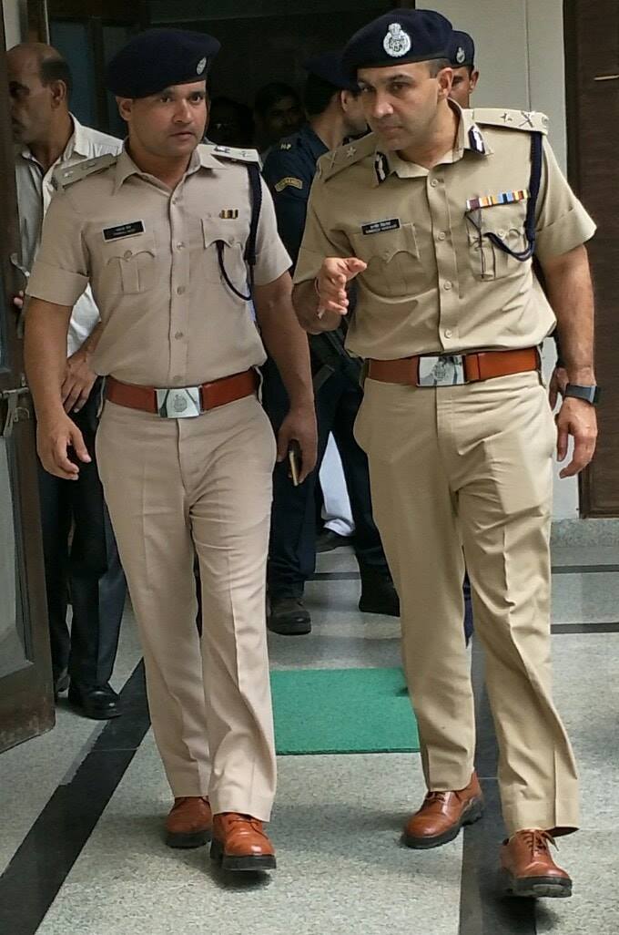 Should a ips officer wears his uniform all the time? - Quora