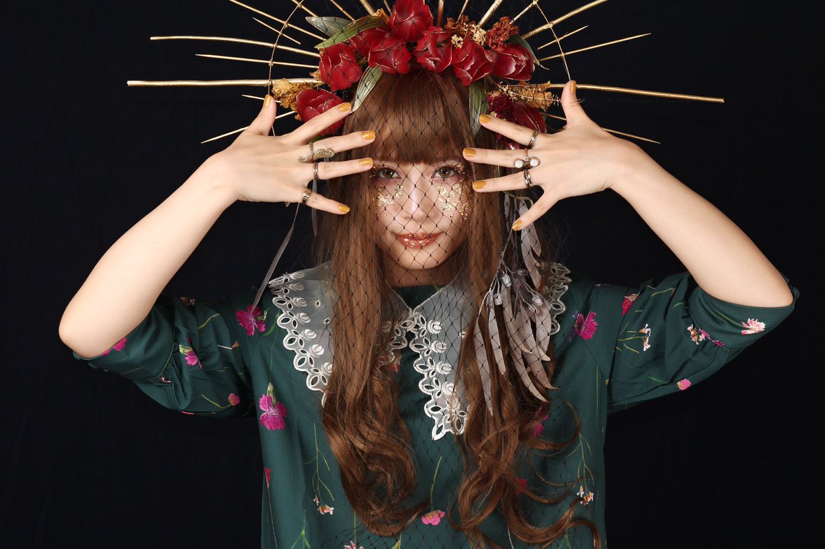 Qkurara's tweet photo. 昨日はもかさんの写真集GIRLの撮影で、チューリップを装着させていただきました🌷もかさんのディップフラワーも写真も好きだったからほんと嬉しかった～(T^T)後光も凄い✨✨ https://t.co/sjCG9FMUf3