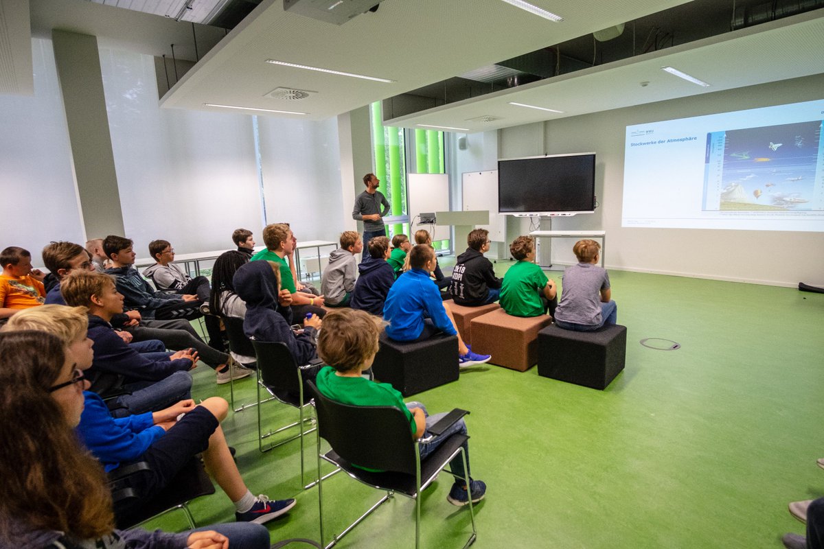 SenseBox_De's tweet photo. Der 2.Tag vom #senseBox #Hackathon ist in vollem Gange: Neben #Hacking stand ein Vortrag von #Klimatologe Dr. Bastian Paas über den Aufbau der #Stratosphäre auf dem Programm. Auch die #Projektarbeiten machen tolle Fortschritte. Wir freuen uns schon auf morgen #spaceHack18🚀 https://t.co/fe3rMX0WOM