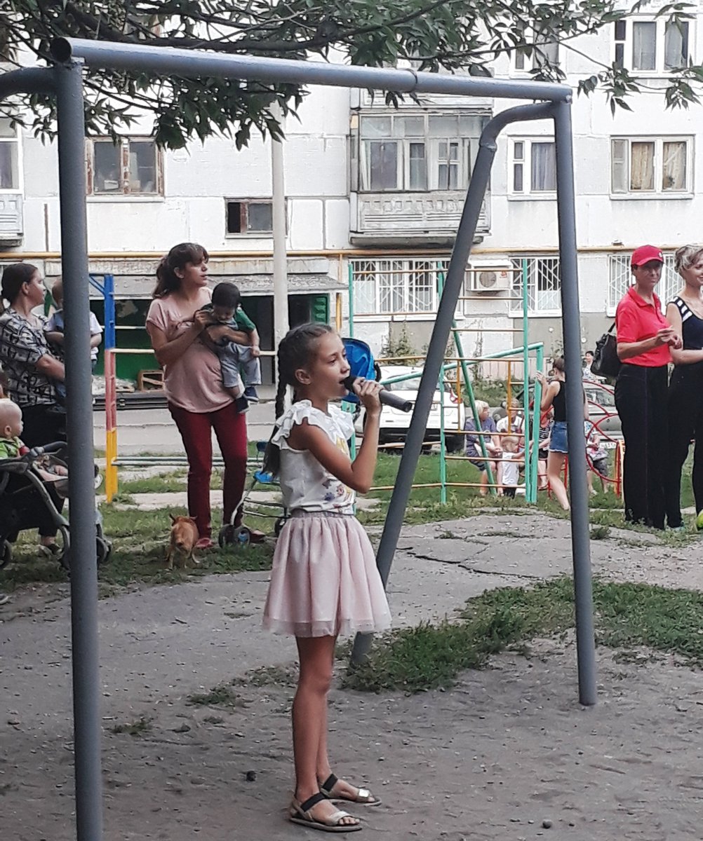 Учащиеся вокального отделения Сухова Яна и Чапаева Амина (преподаватель Чапаева Лилия Рафаильевна)   приняли участие в празднике двора на улице Кижеватова.