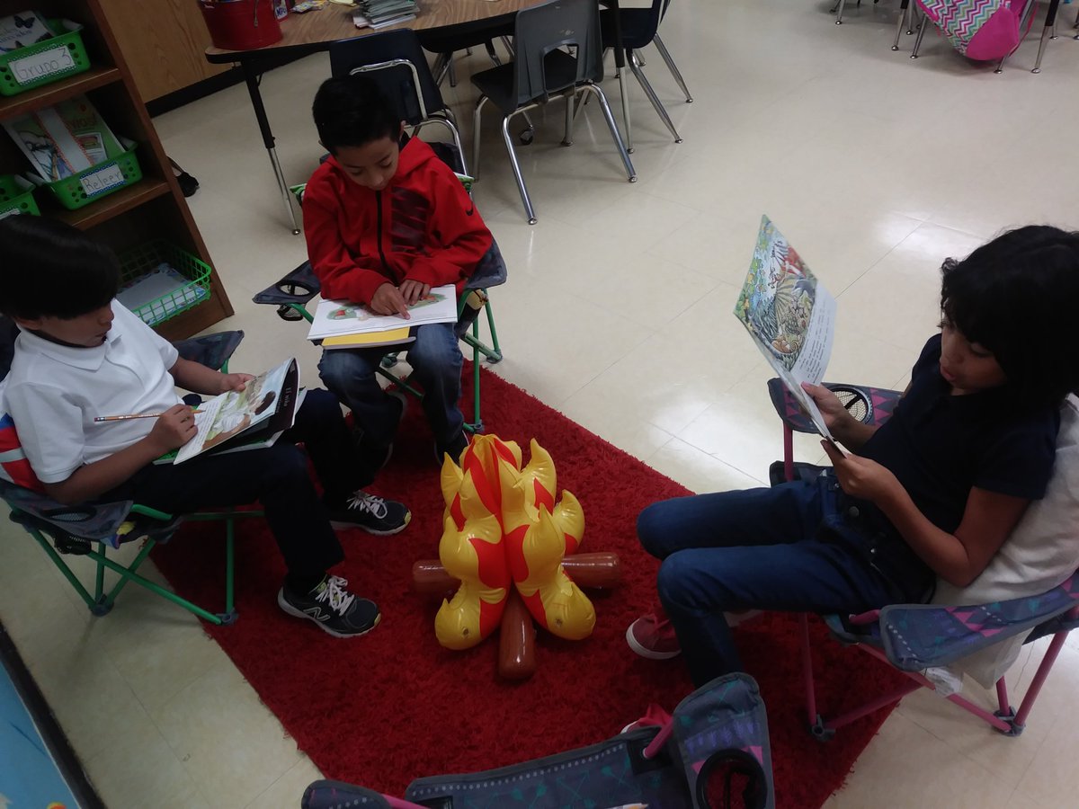 Daisy90413204's tweet photo. Students Practicing their Learning Stations during Guided Reading...📓📝 @fmeeagles https://t.co/4ynerffv20