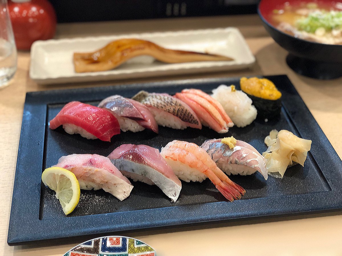monet_clef's tweet photo. 🌿金沢アカペラタウン2018🌿
2箇所のステージにて歌わせて頂きました🎤✨
3枚目は、同じくClefから出演した@BLUES_KYOTO と、ClefのOBバンド@shirakance_clef さんとの一枚です📷💕
往復11時間かけたモネの初遠征でした❣️
お寿司美味しかった〜🍣!!
#KAT2018 #ありがとうございました https://t.co/1nfjHI404L