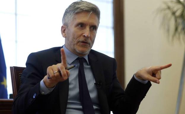 "¡Les quiero fuera ya!" fue lo que gritó Marlaska al jefe de la Policía en Ceuta para expulsar en exprés a las 116 personas. 

Cuatro palabras. Cuatro míseras palabras de otro Ministro del Interior pisoteando los compromisos de España con los Derechos Humanos.