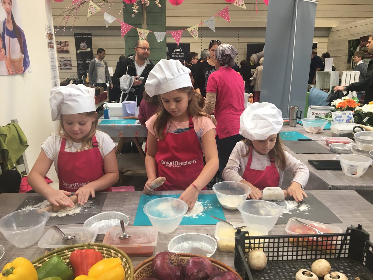 Great fun with @alexiscareers making #pizza <a href="/asmaawan2/">Smart Raspberry MK</a> #FrostsFoodieFestival <a href="/frostsgardens/">Frosts Garden Centres</a> <a href="/EatWithSpencer/">Spencer Ollington</a> 🍕#littlechefs