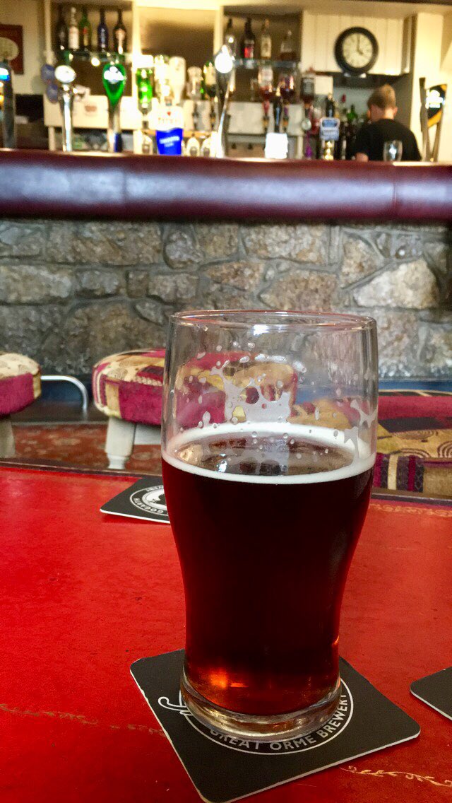 Byth yn yfad cwrw Big Bog fel arfer ond dwi’n hoff iawn o’r Swampy! Yn yr Owain Glyndŵr yn Llanddona. Don’t usually drink @Big_Bog_Brewing but I’m pleasantly surprised by their Swampy beer. In the Owain Glyndwr, Llanddona.