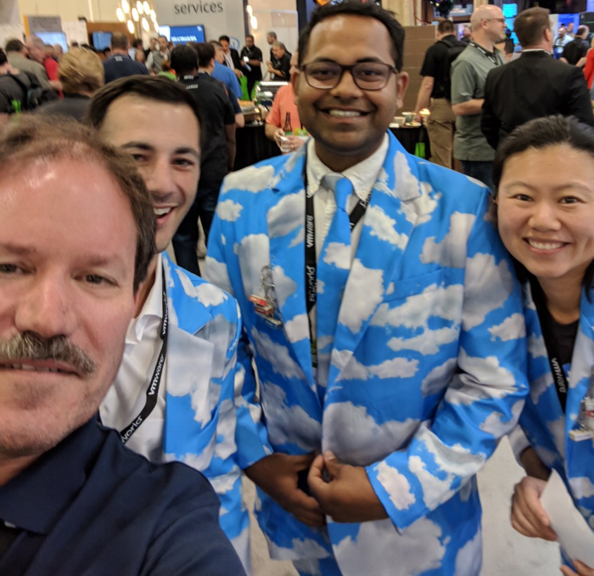 markpeek's tweet photo. Thanks #ContainerSquad for the quick selfie. @cloudnativeapps @vmwarecode https://t.co/r6YrkWotPM