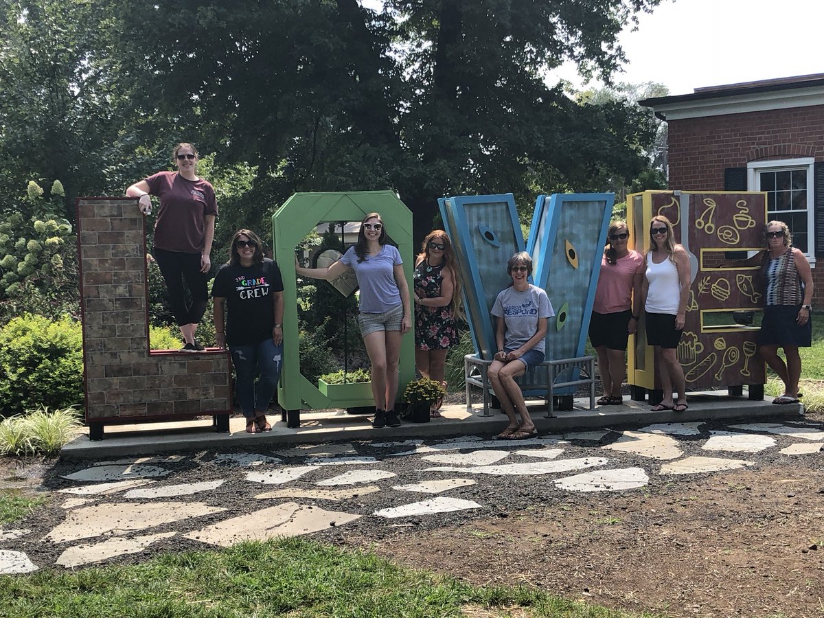 MrsCallahanRRES's tweet photo. We LOVE the start of a school year, our students and community!!! #rr_bulldogs #team5 https://t.co/MmLvNaRPOB