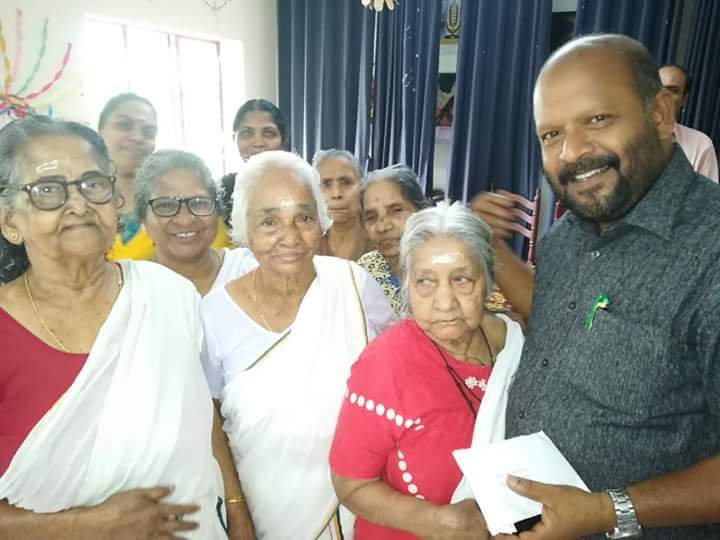 Mollywoodstory's tweet photo. These inmates from an old age home in #Thrissur just donated 40000Rs to CMDRF. 

♥️♥️♥️

#KeralaFloods #RebuildKerala https://t.co/oPFKB7BtIS